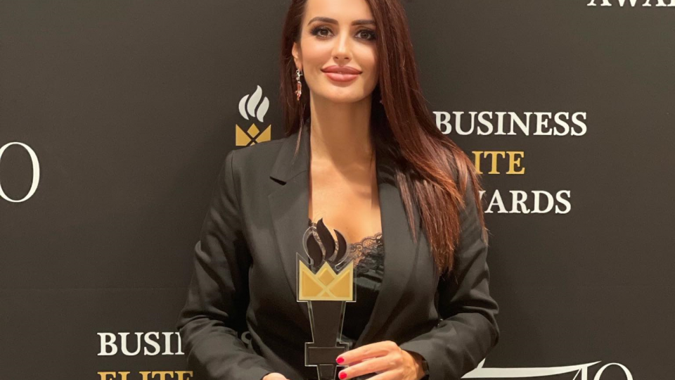Jelena Kaluđerović u Istanbulu primila nagradu za najuspješnijeg lidera Jugoistočne Evrope | Radio Televizija Budva
