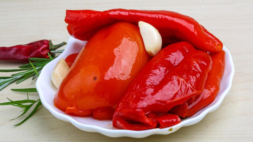 Fileti crvenih paprika, svima omiljena zimnica | Radio Televizija Budva