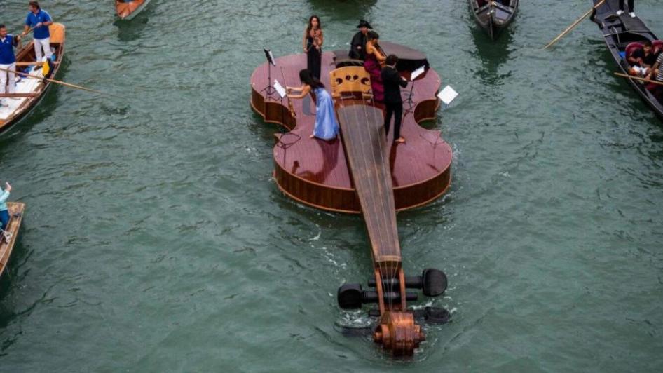 (VIDEO) Koncert na džinovskoj violini u Veneciji | Radio Televizija Budva