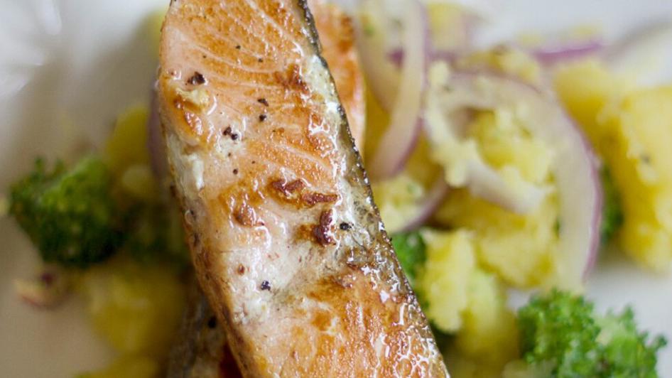 Posni meni: Fileti lososa sa salatom od krompira i brokolija | Radio Televizija Budva