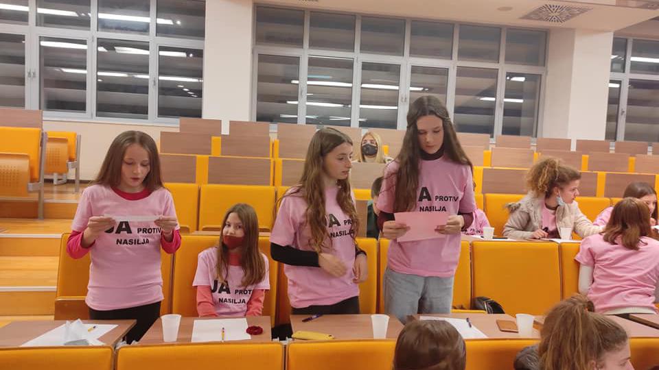NVO Talas: Nagrađeni učenici na konkursu „Ja protiv nasilja“ | Radio Televizija Budva