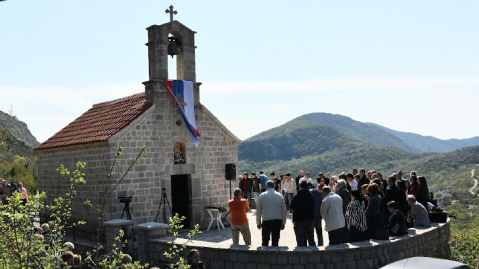(VIDEO) Mitropolit Joanikije bogoslužio u obnovljenoj crkvi Svetog Nikole na Brajićima | Radio Televizija Budva