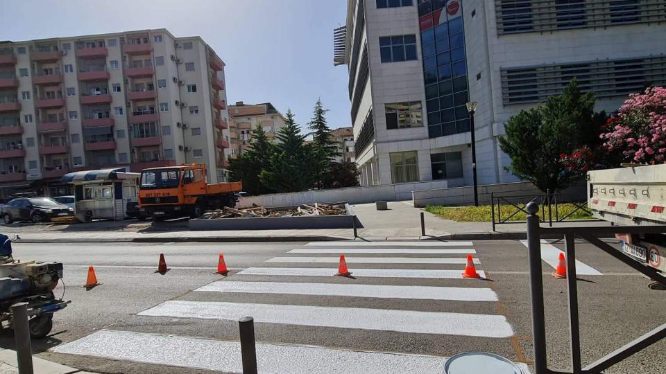 Obilježavanje pješačkih prelaza u naselju Rozino | Radio Televizija Budva