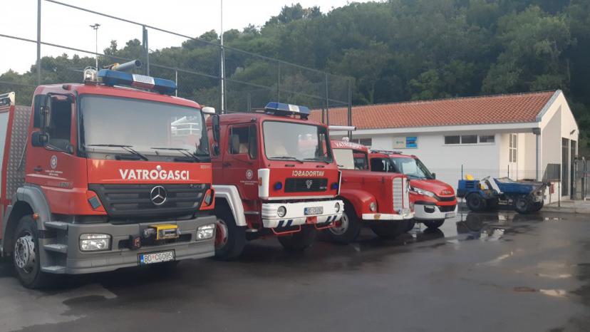 Božović: Vatrogasna jedinica u Petrovcu ima 20 članova, intervencije od Reževića do granice sa barskom opštinom | Radio Televizija Budva