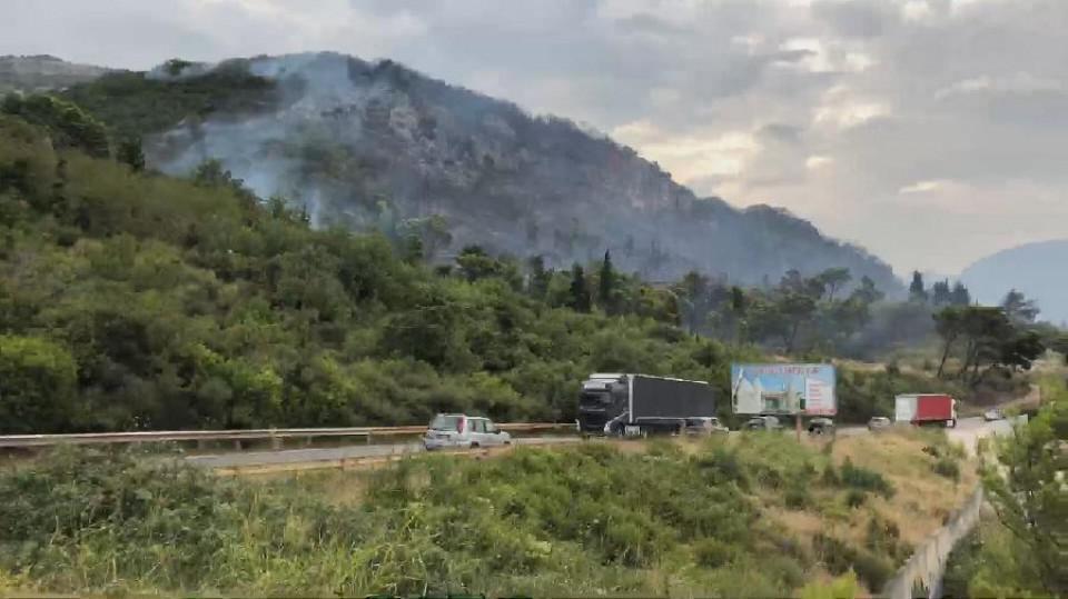 Požar u Baru pod kontrolom, uspostavljen drumski saobraćaj | Radio Televizija Budva