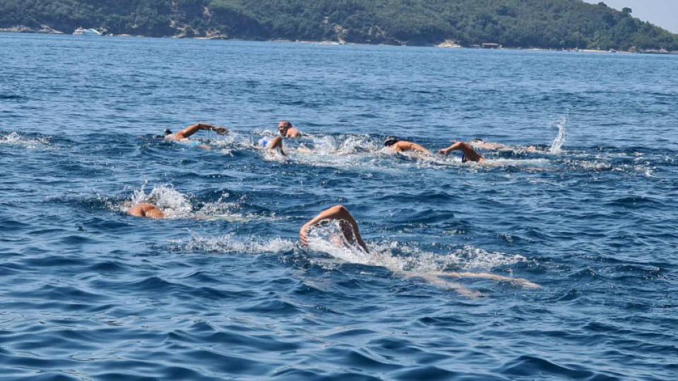 Deseti Humanitarni plivački maraton: Plivanjem protiv samoubistva | Radio Televizija Budva
