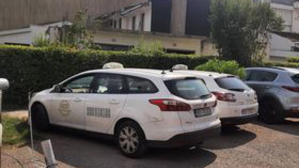 Čitaoci šalju: Taksi vozila uzurpiraju prostor u Dositejevoj ulici | Radio Televizija Budva
