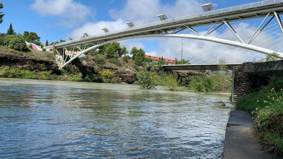 Podgorica: Maloljetnica skočila sa Moskovskog mosta, životno ugrožena | Radio Televizija Budva