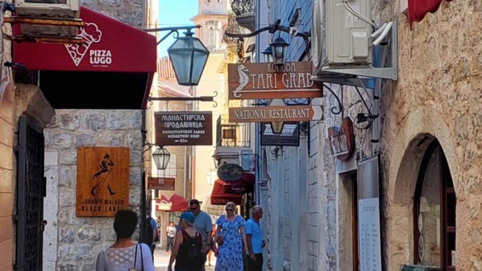 Danas u podne šetnja kroz Stari grad sa istoričarom umjetnosti Miljanom Živkovićem | Radio Televizija Budva