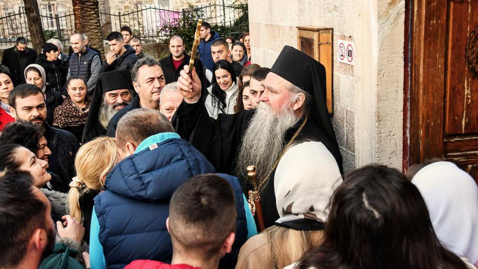 (FOTO) Mitropolit Joanikije bogoslužio u hramu Svete Trojice | Radio Televizija Budva