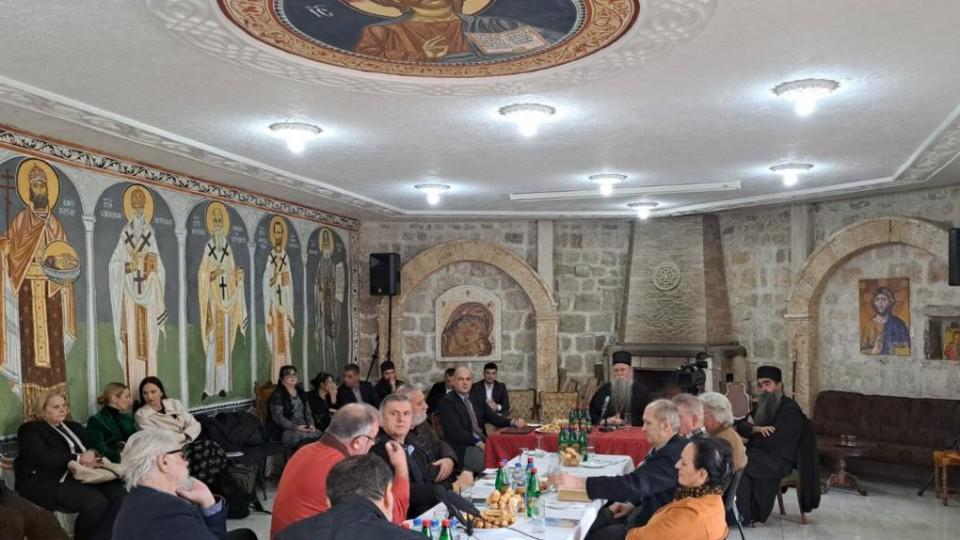 Okruglim stolom u manastiru Podmaine počele X Njegoševe večeri poezije | Radio Televizija Budva