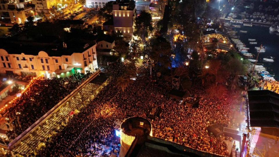 (FOTO) Budva večeras prepuna, hiljade ljudi ispred Starog grada | Radio Televizija Budva