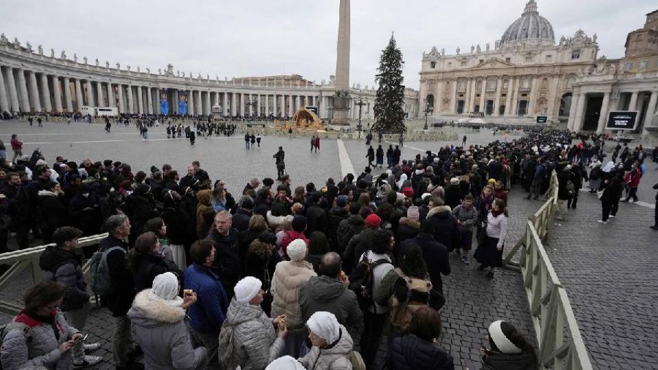 Na hiljade vjernika odaje počast papi Benediktu XVI | Radio Televizija Budva