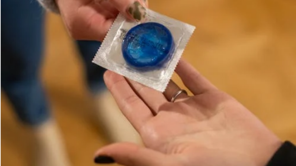 Francuska dijeli kondome omladini | Radio Televizija Budva