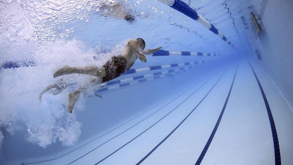 Plivanje se uči i sa 50 godina: Volja mora pobijediti strah | Radio Televizija Budva