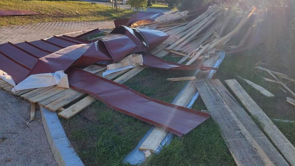 (VIDEO/FOTO) Olujni vjetar oštetio krov Srednje škole 