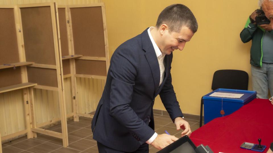 Predsjednik Demokratske Crne Gore Aleksa Bečić obavio je svoju građansku dužnost | Radio Televizija Budva