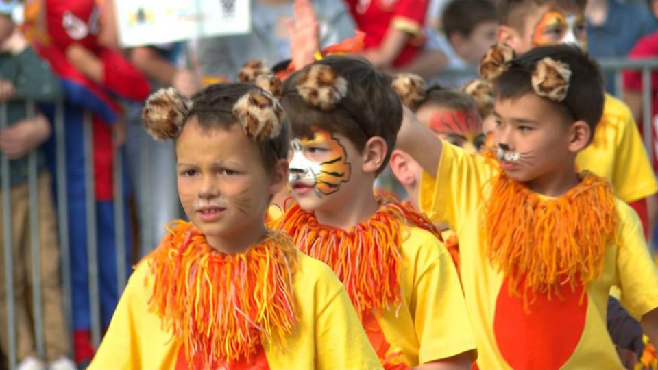 (FOTO) Dječiji karneval u Budvi: Dječija radost i šarene maske ispunile grad | Radio Televizija Budva