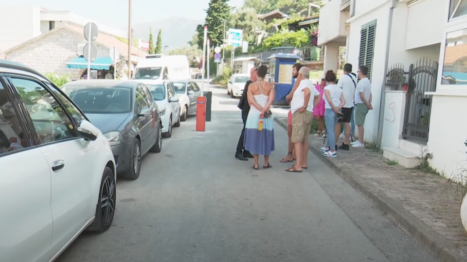 Ulica Vukice Mitrović na Svetom Stefanu pretvorena u parking, mještani nezadovoljni, najavljuju peticiju | Radio Televizija Budva