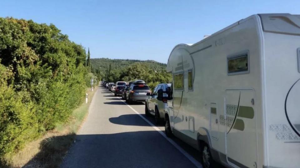 Ogromne kolone na graničnim prelazima Karasović i Vitaljina, izlaz iz HR prema CG | Radio Televizija Budva
