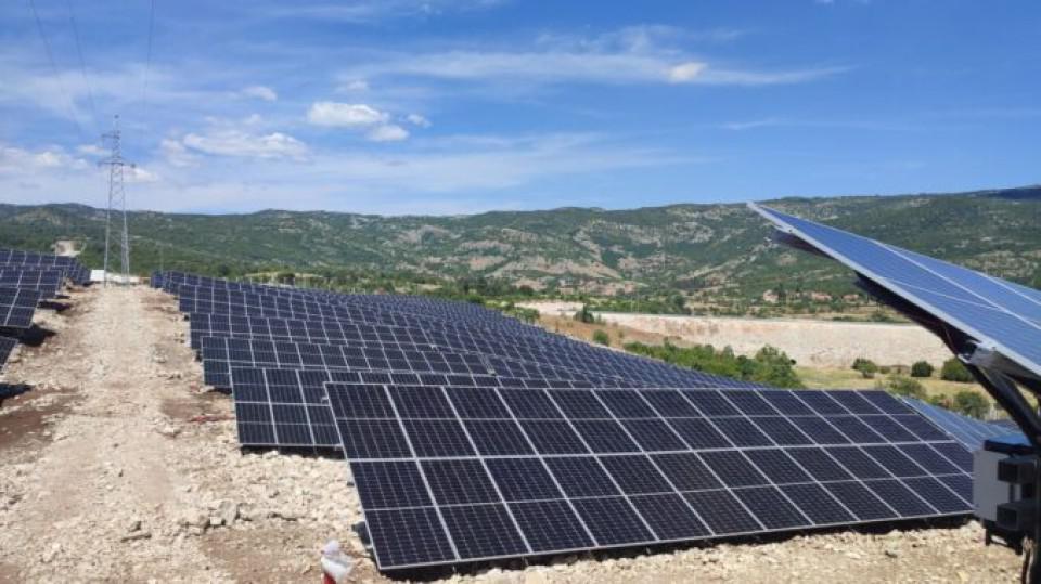 Crna Gora dobila prvu solarnu elektranu na čvrstom tlu: Na Čevu montirano 8.120 panela, struja namijenjena za izvoz | Radio Televizija Budva