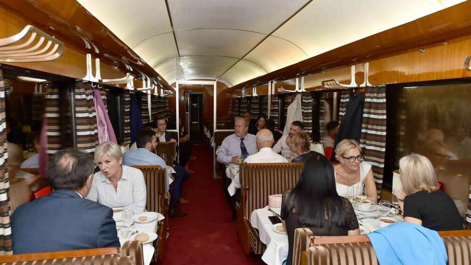 Turisti iz Švajcarske i Mađarske stižu u Crnu Goru vozovima u stilu Orijent ekspresa | Radio Televizija Budva