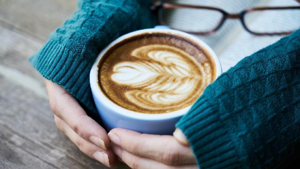 Zašto kafu ne bi trebalo da pijete odmah nakon buđenja | Radio Televizija Budva