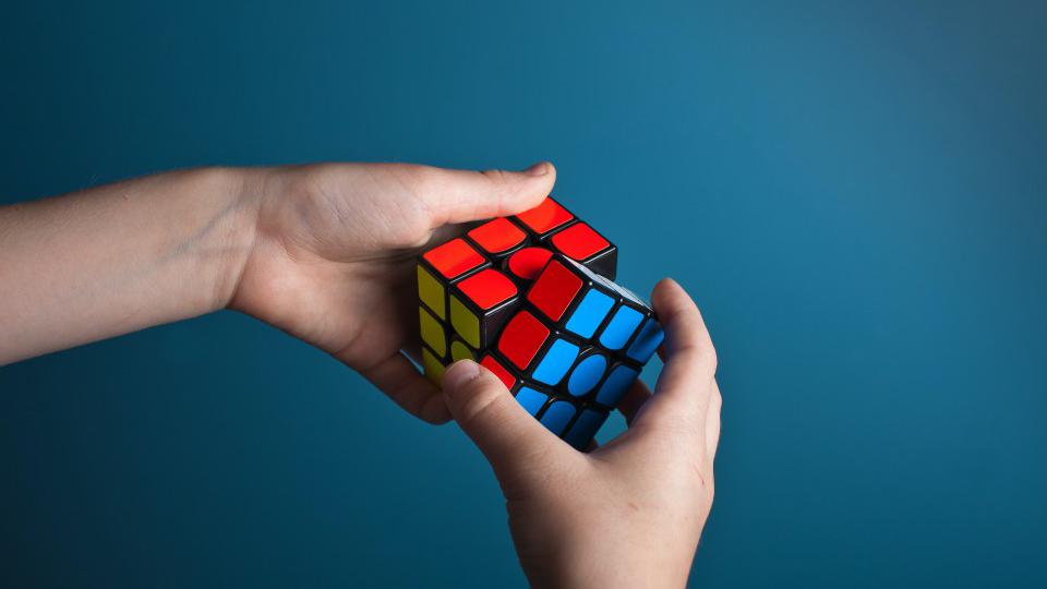 (VIDEO) Djevojčica složila Rubikovu kocku za šest sekundi i postavila novi rekord | Radio Televizija Budva