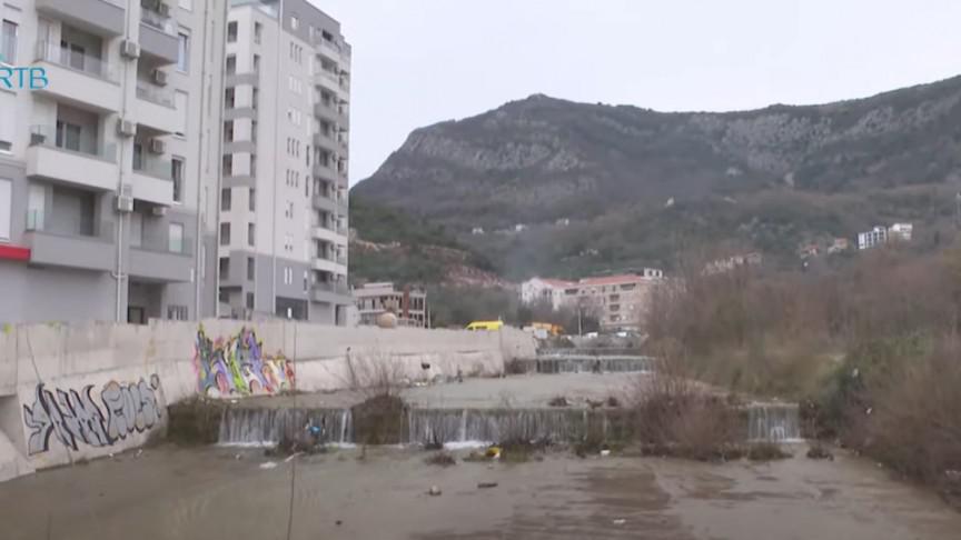 Nagomilani komunalni otpad u koritu Grđevice ogledalo grada | Radio Televizija Budva