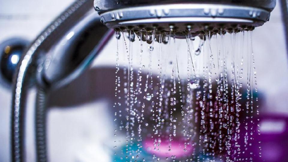Tuširanje vrućom vodom može štetiti zdravlju, i to na više načina | Radio Televizija Budva
