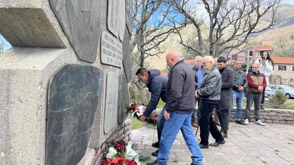(FOTO) Položeni vijenci na spomenik herojima bitke na Paštrovnici u Donjim Poborima | Radio Televizija Budva