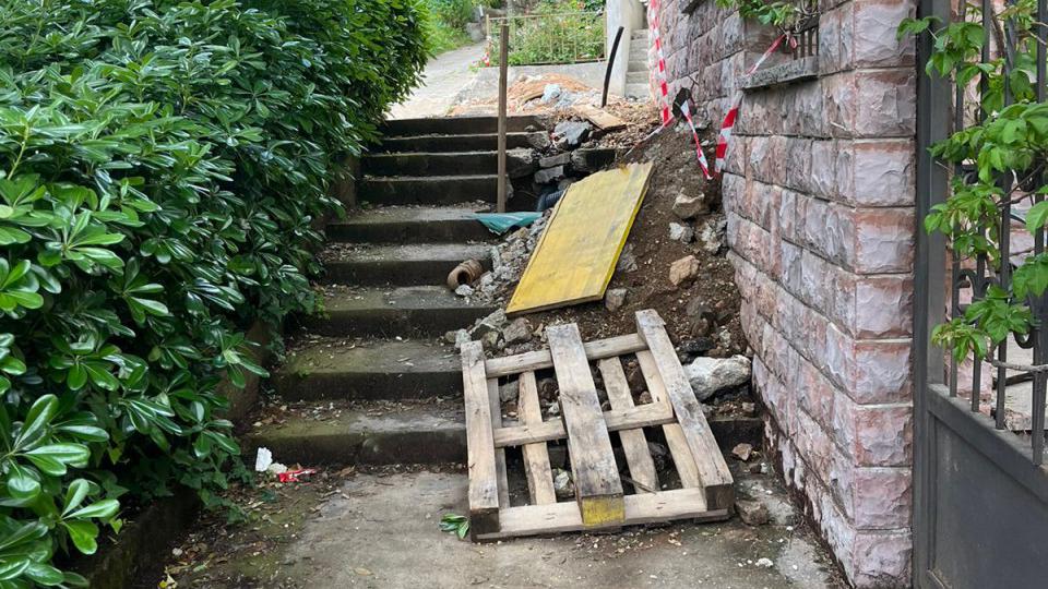 (FOTO) Čitaoci šalju: Zbog nesavjesnog odlaganja otpada onemogućen prolaz stepenicama u Babinom Dolu | Radio Televizija Budva